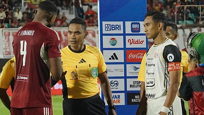 Momen Kapten PSM Makassar Yuran Fernandes ogah menyalami wasit saat laga melawan Persija Jakarta dalam laga Super League 2025/2026.