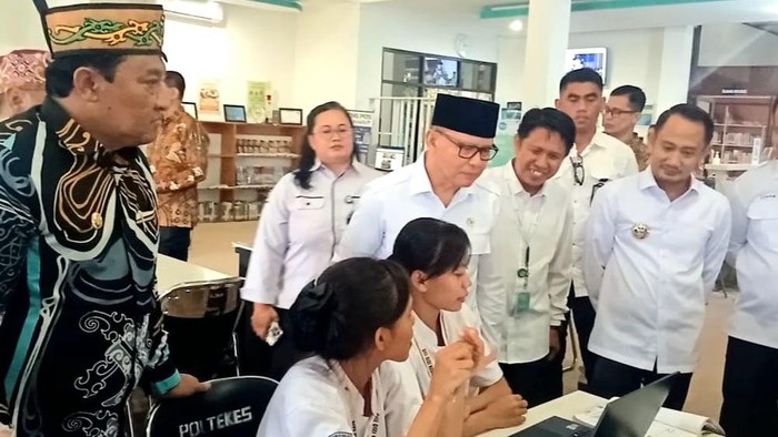 Mukhtarudin berkunjung dan berdialog dengan mahasiswa Poltekkes Kemenkes Palangka Raya. (Ayuningtias Puji Lestari)