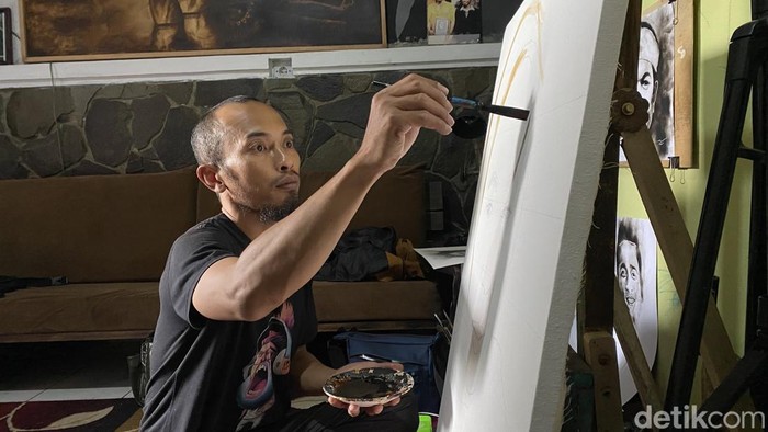 Nay Sunarya, pelukis asal Sukabumi yang sulap kopi dan jelaga asap jadi karya seni bernilai tinggi
