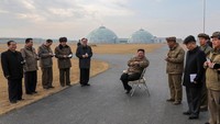 Dalam gambar tersebut, Kim Jong Un tampak memberikan arahan di lokasi konstruksi, menandai perhatian pemerintah terhadap penyelesaian kompleks rumah kaca yang menjadi bagian dari proyek pertanian skala besar di Sinuiju. via REUTERS/KCNA