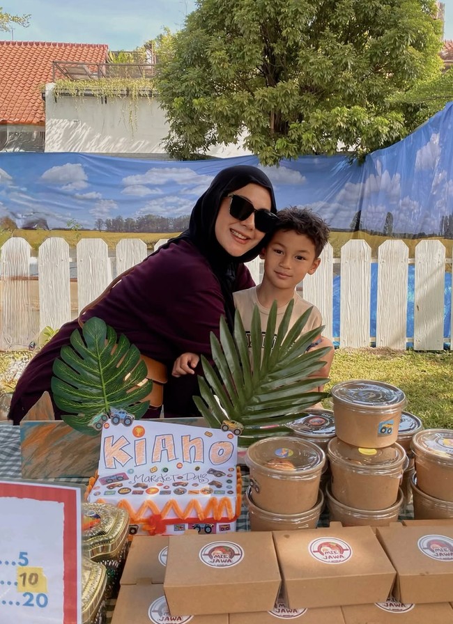 Melalui akun Instagram pribadi Paula membagikan momen saat dirinya mengikuti acara sekolah sang anak. Skole Market Day, untuk Kiano sayang… Yang terpenting buat mama adalah Kiano selalu merasa dicintai dan disupport ya nak. Forever proud of you, my Kiano, tulis Paula. Foto: Instagram/@paula_verhoeven