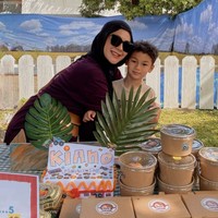 Melalui akun Instagram pribadi Paula membagikan momen saat dirinya mengikuti acara sekolah sang anak. Skole Market Day, untuk Kiano sayang… Yang terpenting buat mama adalah Kiano selalu merasa dicintai dan disupport ya nak. Forever proud of you, my Kiano, tulis Paula. Foto: Instagram/@paula_verhoeven