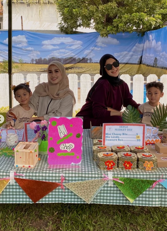 Bersama para orangtua murid lain, Paula ikut membantu Kiano berjualan. Foto: Instagram/@paula_verhoeven