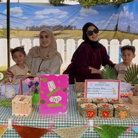 Bersama para orangtua murid lain, Paula ikut membantu Kiano berjualan. Foto: Instagram/@paula_verhoeven