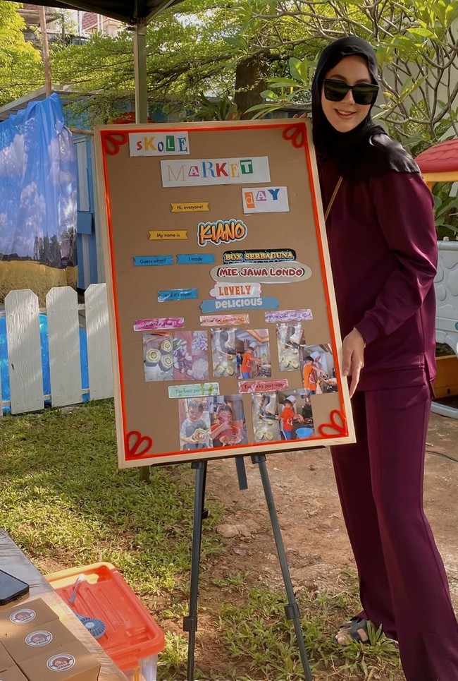 Paula tampil simpel kenakan setelan lengan panjang warna burgundy. Ia kemudian melengkapi penampilannya dengan hijab dan kaca mata hitam. Foto: Instagram/@paula_verhoeven