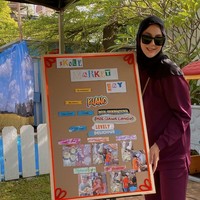 Paula tampil simpel kenakan setelan lengan panjang warna burgundy. Ia kemudian melengkapi penampilannya dengan hijab dan kaca mata hitam. Foto: Instagram/@paula_verhoeven