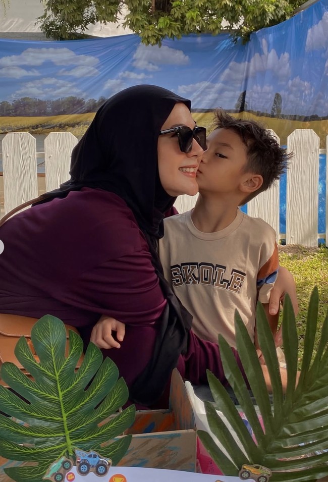 Paula juga membagikan potret kedekatannya dengan putra pertamanya itu, Kiano. Terlihat Kiano yang sedang mencium pipi sang bunda. Foto: Instagram/@paula_verhoeven