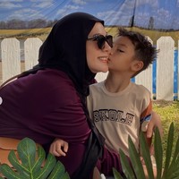 Paula juga membagikan potret kedekatannya dengan putra pertamanya itu, Kiano. Terlihat Kiano yang sedang mencium pipi sang bunda. Foto: Instagram/@paula_verhoeven