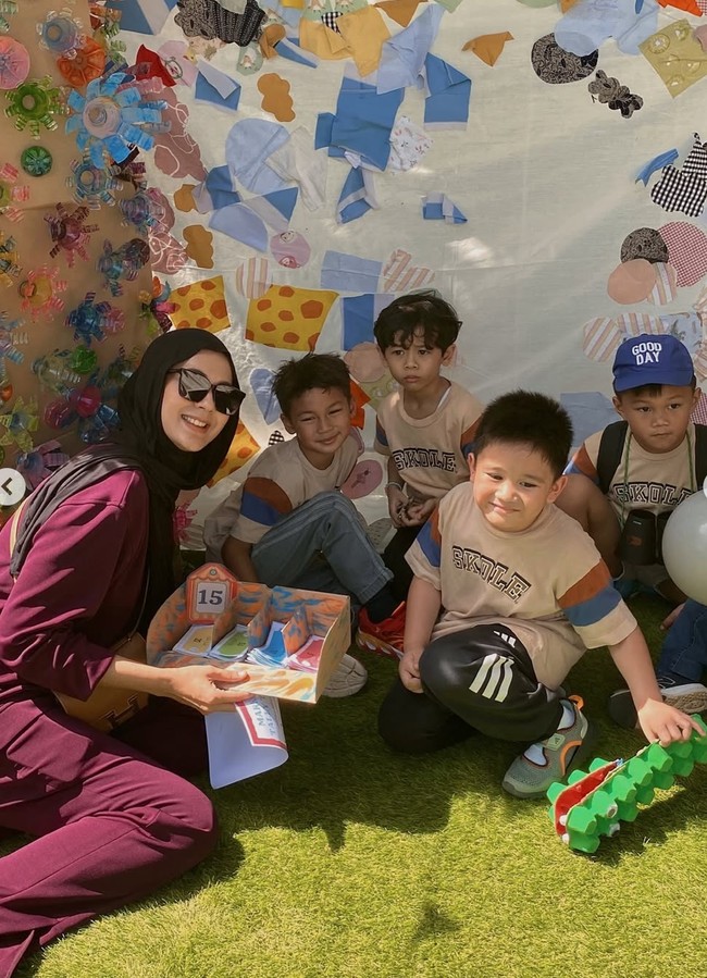 Pose bareng teman-teman Kiano, Paula tampak ikut menikmati acara tersebut. Foto: Instagram/@paula_verhoeven