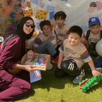 Pose bareng teman-teman Kiano, Paula tampak ikut menikmati acara tersebut. Foto: Instagram/@paula_verhoeven