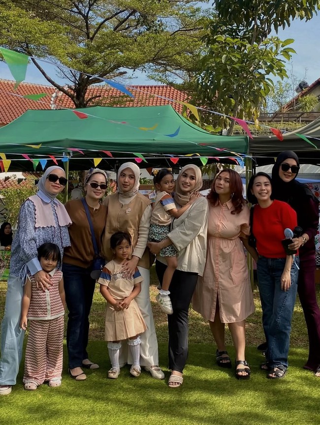 Paula juga ikut berpose bersama para orangtua murid yang hadir. Foto: Instagram/@paula_verhoeven