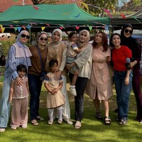 Paula juga ikut berpose bersama para orangtua murid yang hadir. Foto: Instagram/@paula_verhoeven