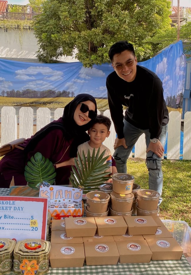 Yang paling mencuri atensi ialah foto Paula yang terlihat kompak berpose bareng mantan suaminya, Baim Wong, dan Kiano. Diketahui sebelumnya sempat berseteru, tampaknya hubungan keduanya kini sudah kembali akur. Foto: Instagram/@paula_verhoeven