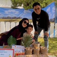 Yang paling mencuri atensi ialah foto Paula yang terlihat kompak berpose bareng mantan suaminya, Baim Wong, dan Kiano. Diketahui sebelumnya sempat berseteru, tampaknya hubungan keduanya kini sudah kembali akur. Foto: Instagram/@paula_verhoeven