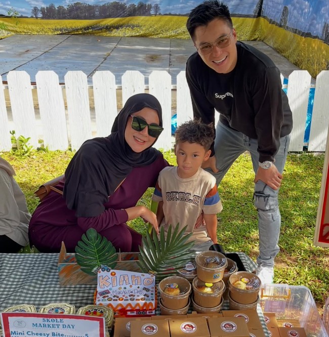 Tak hanya Paula, Baim Wong juga tampak mengunggah momen kebersamaan ketiganya ke Instagram. Melihat Baim dan Paula yang sudah kembali akur, tak sedikit yang memberi pujian. Adem kan diliat nya, mama Pau sama papa Baim kompak walaupun udah pisah. Demi kiano sama kenzo, tulis salah satu komentar. Masya Alloh seneng banget lihat postingan mas Baim, komentar lain. Foto: Instagram/@baimwong