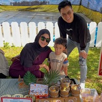 Tak hanya Paula, Baim Wong juga tampak mengunggah momen kebersamaan ketiganya ke Instagram. Melihat Baim dan Paula yang sudah kembali akur, tak sedikit yang memberi pujian. Adem kan diliat nya, mama Pau sama papa Baim kompak walaupun udah pisah. Demi kiano sama kenzo, tulis salah satu komentar. Masya Alloh seneng banget lihat postingan mas Baim, komentar lain. Foto: Instagram/@baimwong
