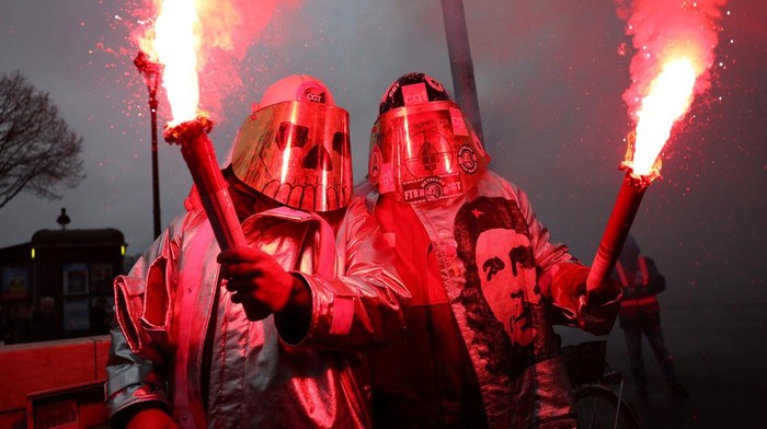 Suasana di sekitar Gedung Majelis Nasional Prancis memanas pada Kamis (27/11/2025) ketika ratusan pekerja ArcelorMittal turun ke jalan untuk menuntut nasionalisasi pabrik baja tempat mereka bekerja. REUTERS/Abdul Saboor