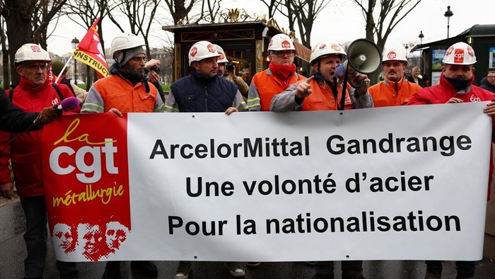 Suasana di sekitar Gedung Majelis Nasional Prancis memanas pada Kamis (27/11/2025) ketika ratusan pekerja ArcelorMittal turun ke jalan untuk menuntut nasionalisasi pabrik baja tempat mereka bekerja. REUTERS/Abdul Saboor