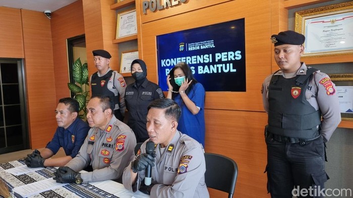 Pelaku penganiayaan anak, NIS (31) alias Putri Ciu saat dihadirkan di Polres Bantul, Kamis (27/11/2025).
