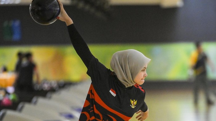 Peboling putra Indonesia Yeri Ramadona mengikuti pemusatan latihan nasional (Pelatnas) SEA Games Thailand cabang boling di Jaya Ancol Bowling Center, Jakarta, Kamis (27/11/2025). Timnas Boling Indonesia akan menerjunkan delapan atlet yang akan tampil di SEA Games Thailand pada 9-20 Desember 2025. ANTARA FOTO/Hafidz Mubarak A/