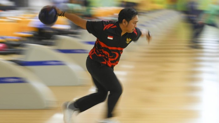 Peboling putra Indonesia Yeri Ramadona mengikuti pemusatan latihan nasional (Pelatnas) SEA Games Thailand cabang boling di Jaya Ancol Bowling Center, Jakarta, Kamis (27/11/2025). Timnas Boling Indonesia akan menerjunkan delapan atlet yang akan tampil di SEA Games Thailand pada 9-20 Desember 2025. ANTARA FOTO/Hafidz Mubarak A/