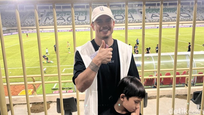 Striker PSIM, Rafinha menyaksikan laga PSBS Biak vs Persijap Jepara di Stadion Maguwoharjo, Sleman, Kamis (21/11/2025).