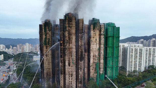 Pemandangan drone menunjukkan api dan asap tebal mengepul dari perumahan Wang Fuk Court selama kebakaran besar, di Tai Po, Hong Kong, Cina, 27 November 2025. (REUTERS/Tyrone Siu)