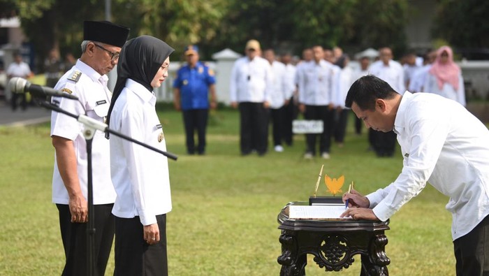 Wali Kota Kediri Vinanda Prameswati menyaksikan penandatanganan Internal Audit Charter