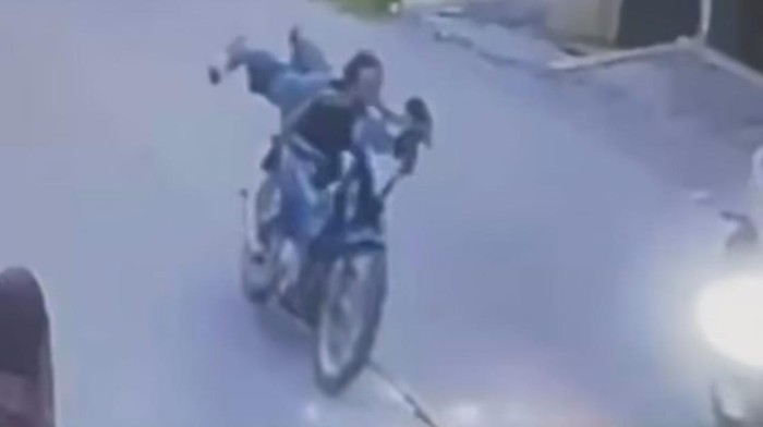 Pemotor di Bogor menabrak pengendara lain ketika ngebut sambil bergaya superman. Korban yang juga pemotor meninggal dunia di RSUD Leuwiliang. (dok Istimewa)