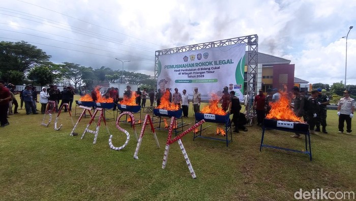 Pemusnahan rokok ilegal di Balaikota Tasikmalaya.