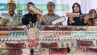 Wali Kota Tasikmalaya Viman Alfarizi Ramadhan (tengah) bersama Kepala Kantor Wilayah DJBC Jawa Barat Finari Manan (kedua kanan) memperlihatkan barang bukti rokok ilegal hasil sitaan negara di Bale Kota Tasikmalaya, Jawa Barat. pemusnahan dilakukan di dua lokasi berbeda. Pertama, secara seremonial di halaman Bale Kota Tasikmalaya, kedua dimusnakhkan di PT. Solusi Bangun Indonesia kabupaten Bogor kurang lebih 5jt batang dan sisanya di musnahkan di PT. Albasi Karanglayung Indonesia Ciamis. ANTARA FOTO/Adeng Bustomi
