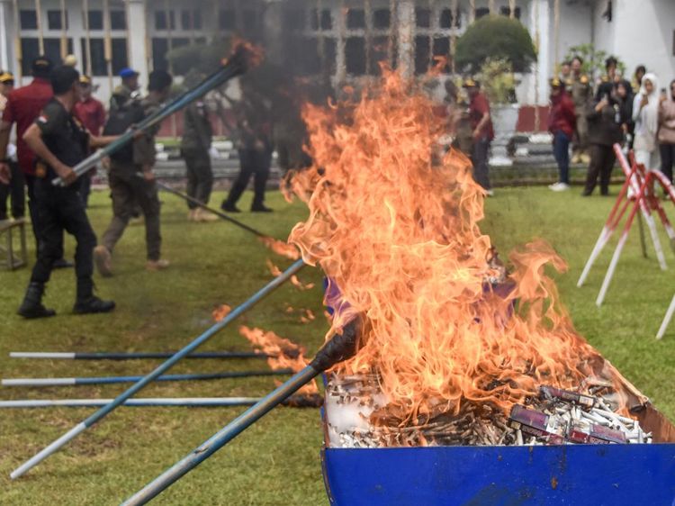 Pemusnahan Rokok Ilegal Senilai Rp 8,1 Miliar di Tasikmalaya