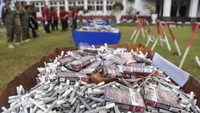 Petugas Kantor Pengawasan dan Pelayanan Bea dan Cukai Tipe Madya Pabean C Tasikmalaya dan Satpol PP memusnahkan barang bukti rokok ilegal hasil sitaan negara di Bale Kota Tasikmalaya, Jawa Barat, Kamis (27/11/2025). ANTARA FOTO/Adeng Bustomi