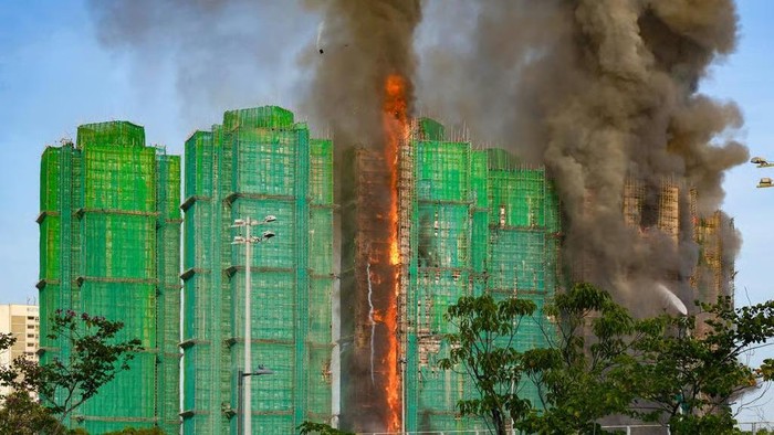 Penampakan Perancah Bambu dan Jaring Hijau di Wang Fuk Court yang Dilalap Api.