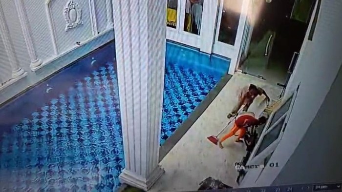 ART di Lampung terekam CCTV mencuri emas dan dollar di rumah majikan dengan mengajak anak
