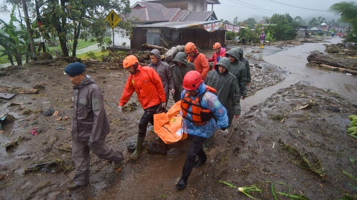 Sejumlah warga berada di Posko Pengungsian korban banjir bandang di Batu Busuk, Pauh, Padang, Sumatera Barat, Rabu (26/11/2025). Banjir bandang yang menerjang pada Selasa (25/11/2025) berdampak kepada 327 jiwa dengan dua rumah dan satu mushalla rusak, dan sebanyak 167 orang mengungsi karena masih dikhawatirkan terjadi banjir susulan. ANTARA FOTO/Iggoy el Fitra