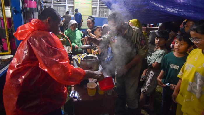 Sejumlah warga berada di Posko Pengungsian korban banjir bandang di Batu Busuk, Pauh, Padang, Sumatera Barat, Rabu (26/11/2025). Banjir bandang yang menerjang pada Selasa (25/11/2025) berdampak kepada 327 jiwa dengan dua rumah dan satu mushalla rusak, dan sebanyak 167 orang mengungsi karena masih dikhawatirkan terjadi banjir susulan. ANTARA FOTO/Iggoy el Fitra