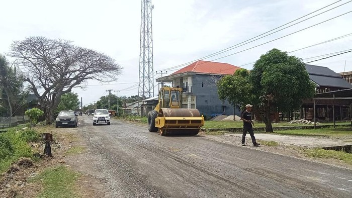 Perbaikan jalan di Kabupaten Pinrang.