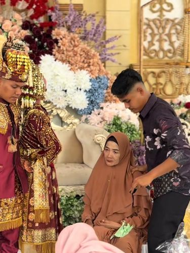 Pembawa acara ini mengunggah momen haru saat seorang pria menggendong ibu yang sedang sakit stroke untuk berada di atas pelaminan. Unggahan suasana pernikahan di Aceh itu langsung viral.