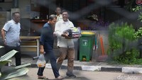 Keluarga eks Dirut ASDP Ira Puspadewi membawa pulang barang dan berkas pribadi dari rumah tahanan KPK, Jakarta, Kamis (27/11/2025).