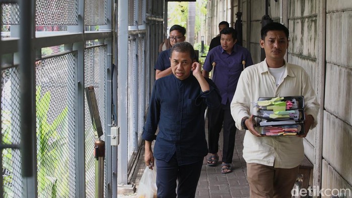 Keluarga eks Dirut ASDP Ira Puspadewi membawa pulang barang dan berkas pribadi dari rumah tahanan KPK, Jakarta, Kamis (27/11/2025). Tampak cemilan hingga dokumen persidangan dibawa pulang. Terlihat suami Ira Puspadewi, Zaim Uchrowi (baju biru) meninggalkan rumah tahanan KPK.Keluarga berharap Ira Puspadewi segera dibebaskan usai mendapat rehabilitasi oleh presiden dalam kasus korupsi.