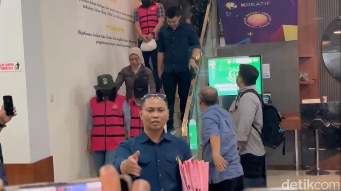 Petinggi Pelindo dan petinggi PT APBS ditahan Kejari Tanjung Perak Surabaya.