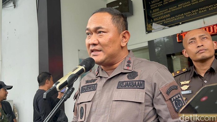 Petinggi Pelindo dan petinggi PT APBS ditahan Kejari Tanjung Perak Surabaya.