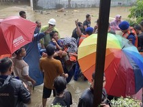 Video: Momen Evakuasi Nenek yang 5 Jam Bertahan di Loteng saat Banjir Medan