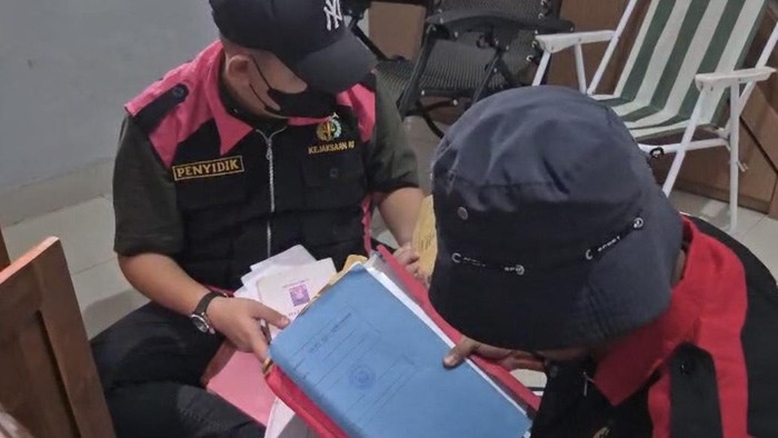 Petugas menyita dokumen saat menggeledah kantor dan rumah ketua KONI Pangkalpinang