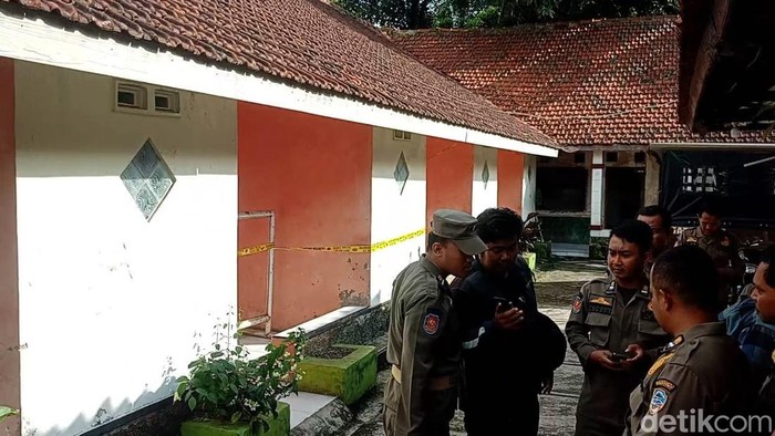 Petugas Satpol PP Kota Tasikmalaya saat menutup operasional hotel TKP penyekapan anak gadis.