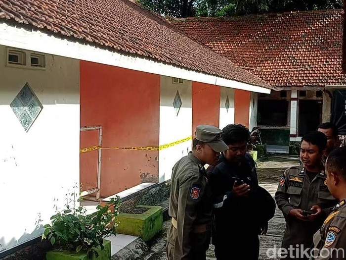 Petugas Satpol PP Kota Tasikmalaya saat menutup operasional hotel TKP penyekapan anak gadis.