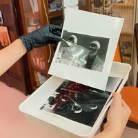 Uniknya di pemotretan kali ini Pevita memilih menggunakan kamera tua dari tahun 1880. Foto: Instagram/@pevpearce