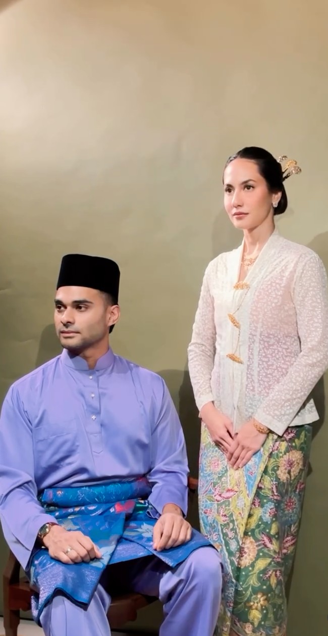 Pevita memilih mengenakan kebaya encim berwarna putih gading dengan motif renda halus dipadukan dengan kain batik bernuansa hijau–biru dengan aksen motif bunga dan ornamen warna kuning. Sementara Mirzan tampil gagah dengan Baju Melayu teluk belanga warna ungu pastel dipadukan dengan songket biru. Foto: Instagram/@pevpearce