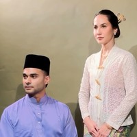 Pevita memilih mengenakan kebaya encim berwarna putih gading dengan motif renda halus dipadukan dengan kain batik bernuansa hijau–biru dengan aksen motif bunga dan ornamen warna kuning. Sementara Mirzan tampil gagah dengan Baju Melayu teluk belanga warna ungu pastel dipadukan dengan songket biru. Foto: Instagram/@pevpearce